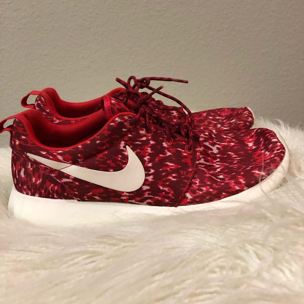 NIKE ROSHE RUNS - Red Spotted/Speckled